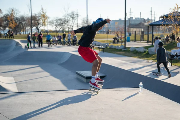 Åkare Och Cyklister Öva Tricks Utomhus Skate Park Pandemin Detroit — Stockfoto