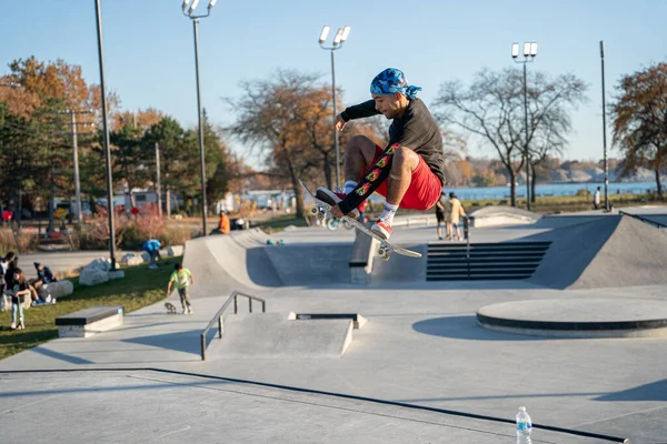 Patinadores Ciclistas Practican Trucos Parque Skate Aire Libre Durante Pandemia — Foto de Stock