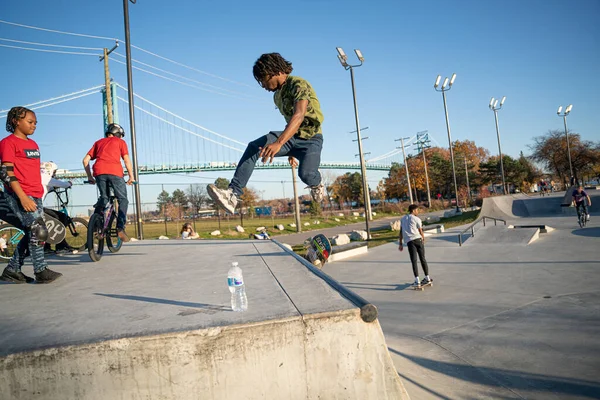 Skater Und Biker Üben Während Der Pandemie Detroit Michigan November — Stockfoto