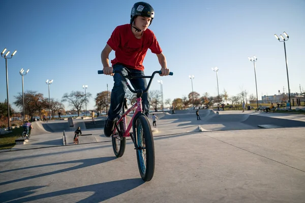 Patinadores Ciclistas Practican Trucos Parque Skate Aire Libre Durante Pandemia —  Fotos de Stock