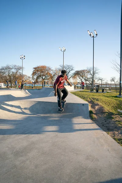 Patinadores Motociclistas Praticam Truques Parque Skate Livre Durante Pandemia Detroit — Fotografia de Stock