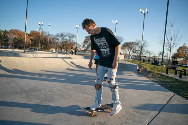 Łyżwiarze Rowerzyści Ćwiczą Sztuczki Skateparku Podczas Pandemii Detroit Michigan Listopada — Zdjęcie stockowe