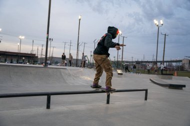 Patenciler ve motorcular 19 Kasım 2020 'de Detroit, Michigan / ABD' de bir açık hava kaykay parkında numara yapıyorlar.