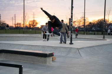 Patenciler ve motorcular 19 Kasım 2020 'de Detroit, Michigan / ABD' de bir açık hava kaykay parkında numara yapıyorlar.