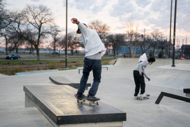 Patenciler ve motorcular 19 Kasım 2020 'de Detroit, Michigan / ABD' de bir açık hava kaykay parkında numara yapıyorlar.