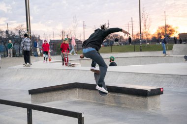 Patenciler ve motorcular 19 Kasım 2020 'de Detroit, Michigan / ABD' de bir açık hava kaykay parkında numara yapıyorlar.