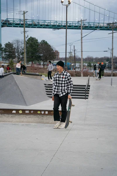 Skater Und Biker Üben Tricks Einem Outdoor Skatepark Detroit Michigan — Stockfoto