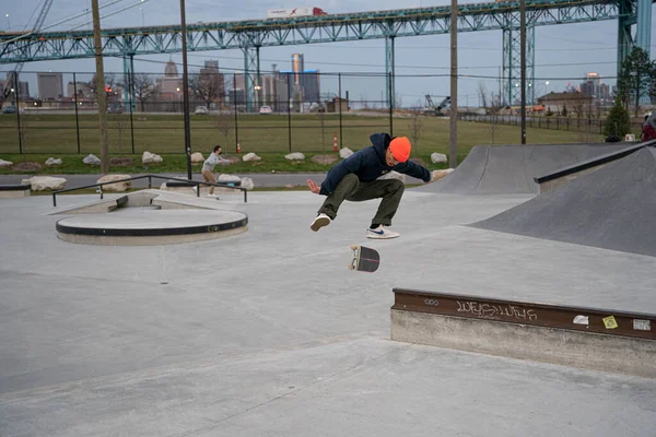 Skater Und Biker Üben Tricks Einem Outdoor Skatepark Detroit Michigan — Stockfoto