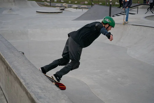 Pattinatori Motociclisti Praticano Trucchi Uno Skate Park All Aperto Detroit — Foto Stock