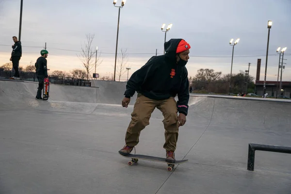 Pattinatori Motociclisti Praticano Trucchi Uno Skate Park All Aperto Detroit — Foto Stock