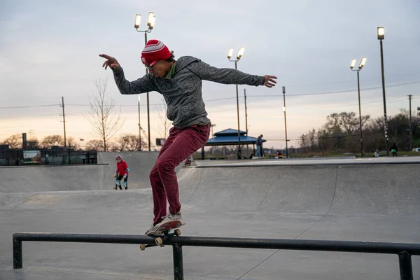 Skater Und Biker Üben Tricks Einem Outdoor Skatepark Detroit Michigan — Stockfoto