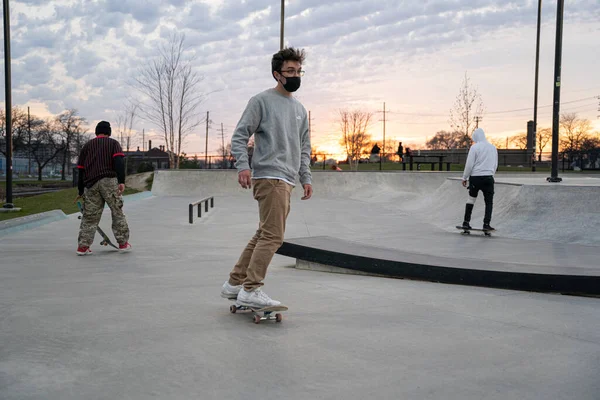 Skater Und Biker Üben Tricks Einem Outdoor Skatepark Detroit Michigan — Stockfoto