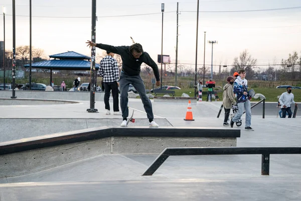 Bruslaři Cyklisté Cvičí Triky Venkovním Skate Parku Detroitu Michigan Usa — Stock fotografie