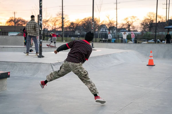 Patinadores Motociclistas Praticam Truques Parque Skate Livre Detroit Michigan Eua — Fotografia de Stock