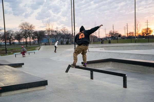 Skater Und Biker Üben Tricks Einem Outdoor Skatepark Detroit Michigan — Stockfoto