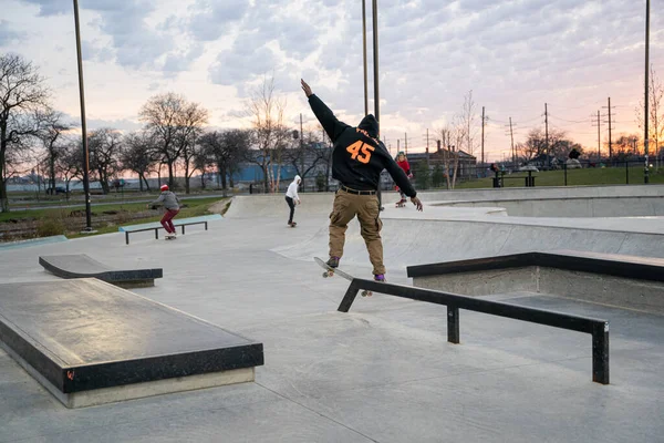 Åkare Och Cyklister Öva Tricks Utomhus Skatepark Detroit Michigan Usa — Stockfoto
