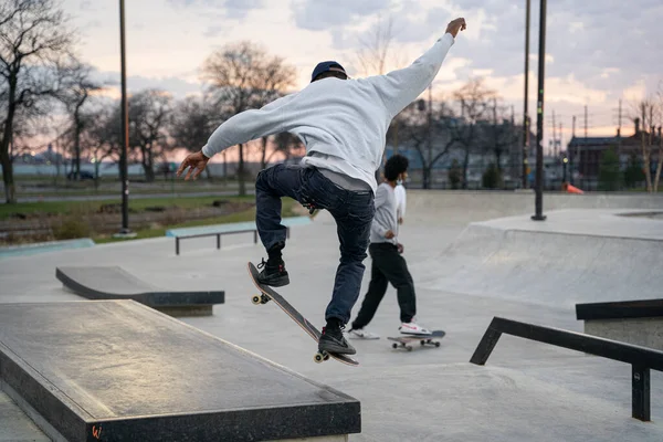 Pattinatori Motociclisti Praticano Trucchi Uno Skate Park All Aperto Detroit — Foto Stock