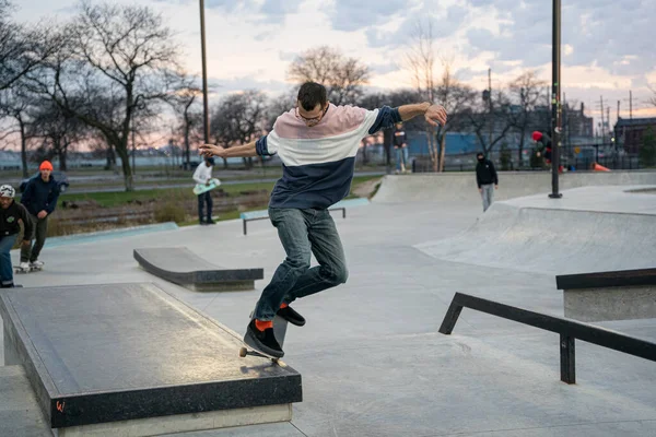 Pattinatori Motociclisti Praticano Trucchi Uno Skate Park All Aperto Detroit — Foto Stock