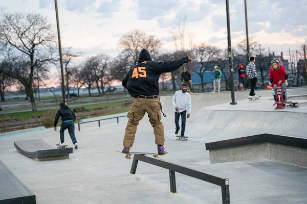 Skater Und Biker Üben Tricks Einem Outdoor Skatepark Detroit Michigan — Stockfoto