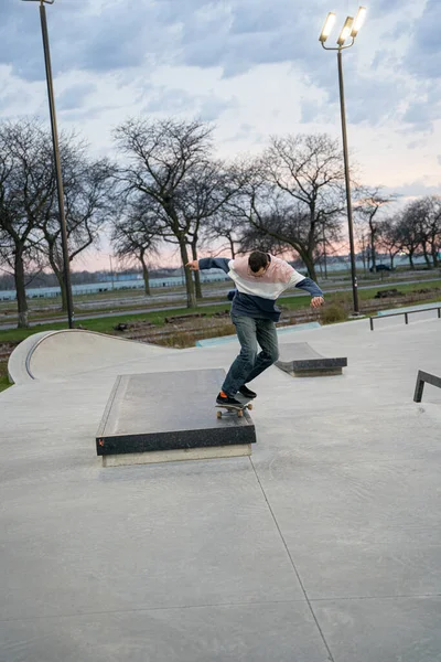 미시간주 디트로이트의 스케이트 공원에서 묘기를 연습하는 스케이트 선수들과 자전거 선수들 — 스톡 사진