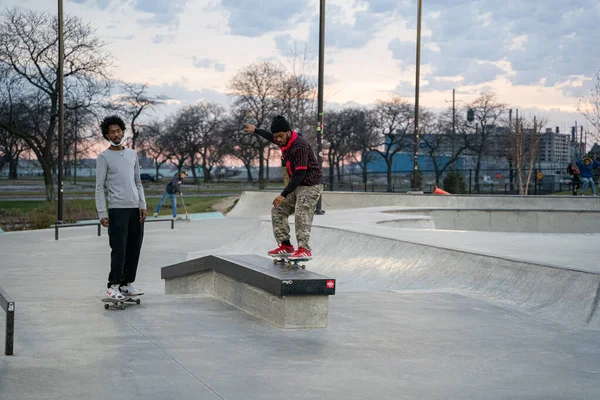 Skaters Bikers Practice Tricks Outdoor Skate Park Detroit Michigan Usa — Φωτογραφία Αρχείου