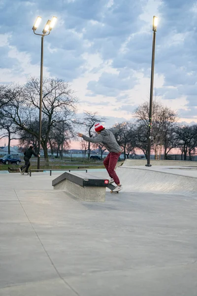 Schaatsers Motorrijders Oefenen Trucs Een Openluchtskatepark Detroit Michigan Usa 2020 — Stockfoto