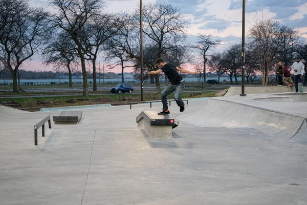Bruslaři Cyklisté Cvičí Triky Venkovním Skate Parku Detroitu Michigan Usa — Stock fotografie