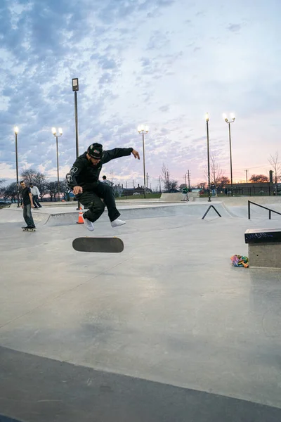 Patinadores Motociclistas Praticam Truques Parque Skate Livre Detroit Michigan Eua — Fotografia de Stock