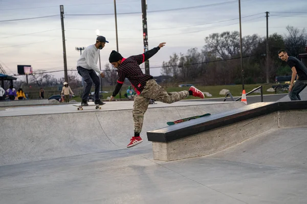 Skaters Bikers Practice Tricks Outdoor Skate Park Detroit Michigan Usa — Φωτογραφία Αρχείου