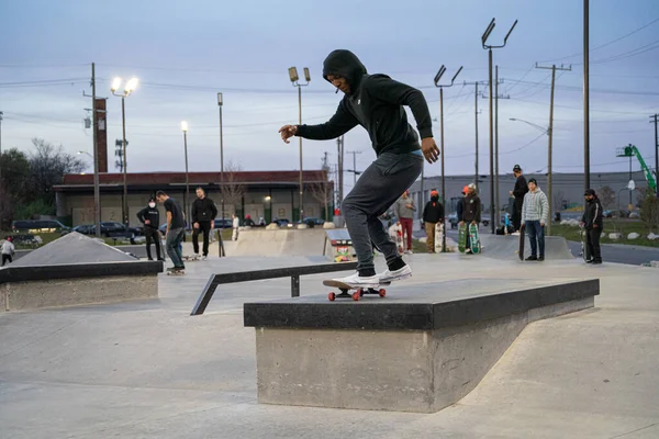 Bruslaři Cyklisté Cvičí Triky Venkovním Skate Parku Detroitu Michigan Usa — Stock fotografie