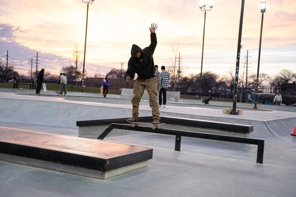 Łyżwiarze Rowerzyści Ćwiczą Sztuczki Skateparku Detroit Michigan Usa 2020 — Zdjęcie stockowe