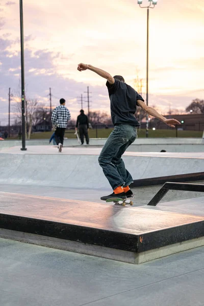 Skaters Bikers Practice Tricks Outdoor Skate Park Detroit Michigan Usa — Stock Photo, Image