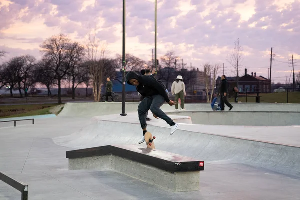 Schaatsers Motorrijders Oefenen Trucs Een Openluchtskatepark Detroit Michigan Usa 2020 — Stockfoto