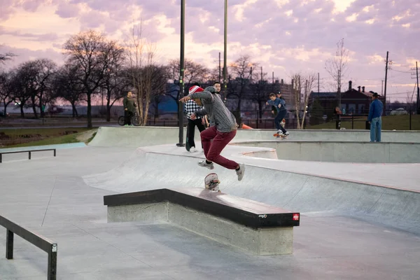 Skaters Bikers Practice Tricks Outdoor Skate Park Detroit Michigan Usa — Stock Photo, Image