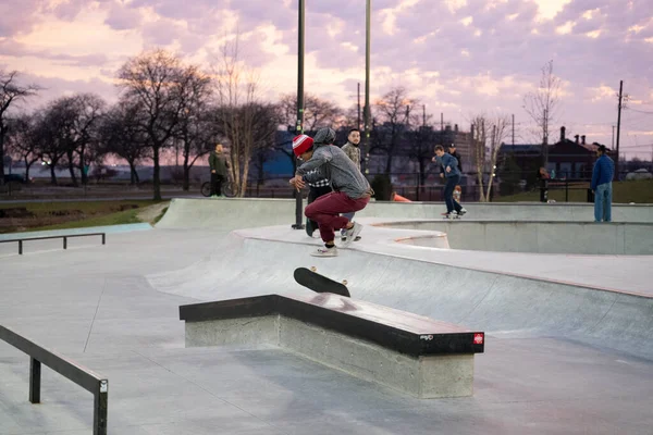 Скейтери Велосипедисти Практикують Трюки Відкритому Скейт Парку Детройті Мічиган Сша — стокове фото