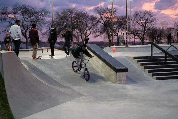 Skater Und Biker Üben Tricks Einem Outdoor Skatepark Detroit Michigan — Stockfoto