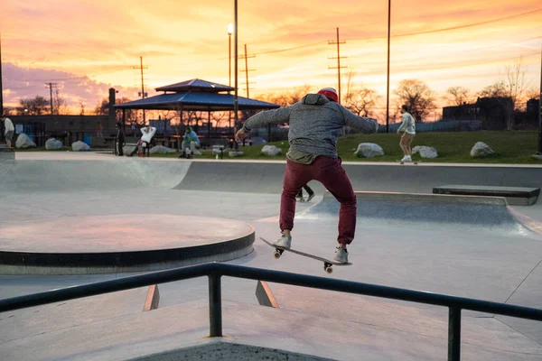 Skater Und Biker Üben Tricks Einem Outdoor Skatepark Detroit Michigan — Stockfoto