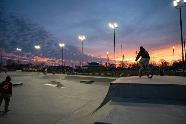 美国密歇根州底特律市一个露天溜冰场的滑板手和自行车手正在练习滑板技巧 11月19日至2020年 — 图库照片