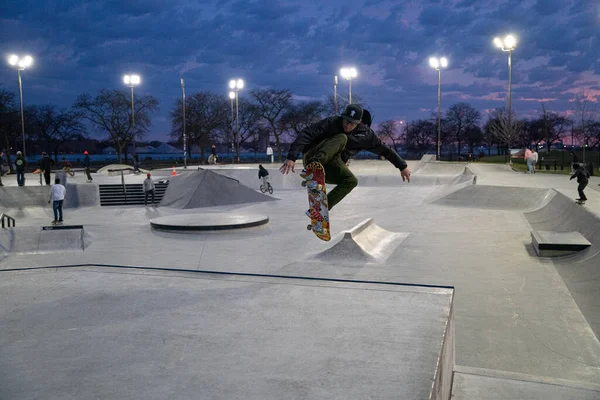 Skaters Bikers Practice Tricks Outdoor Skate Park Detroit Michigan Usa — Φωτογραφία Αρχείου