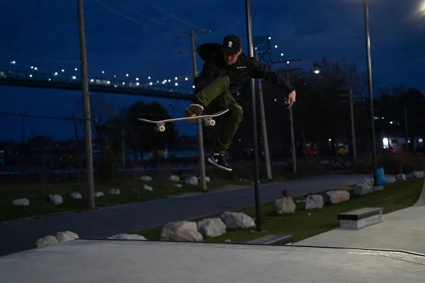 Pattinatori Motociclisti Praticano Trucchi Uno Skate Park All Aperto Detroit — Foto Stock