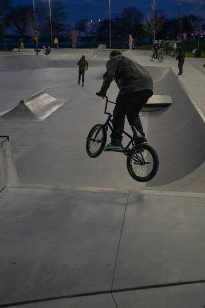 Skaters Bikers Practice Tricks Outdoor Skate Park Detroit Michigan Usa — Stock Photo, Image