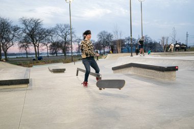 Patenciler ve motorcular 19 Kasım 2020 'de Detroit, Michigan / ABD' de bir açık hava kaykay parkında numara yapıyorlar.