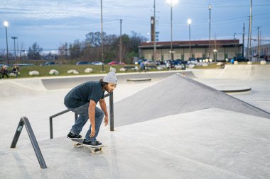 Patenciler ve motorcular 19 Kasım 2020 'de Detroit, Michigan / ABD' de bir açık hava kaykay parkında numara yapıyorlar.