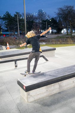 Patenciler ve motorcular 19 Kasım 2020 'de Detroit, Michigan / ABD' de bir açık hava kaykay parkında numara yapıyorlar.