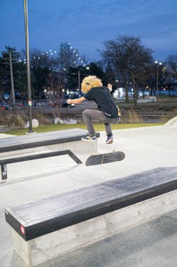 Patenciler ve motorcular 19 Kasım 2020 'de Detroit, Michigan / ABD' de bir açık hava kaykay parkında numara yapıyorlar.