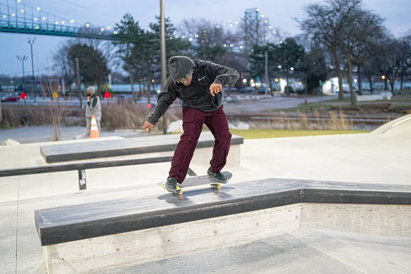 Pattinatori Motociclisti Praticano Trucchi Uno Skate Park All Aperto Detroit — Foto Stock