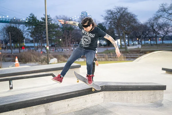 Skater Und Biker Üben Tricks Einem Outdoor Skatepark Detroit Michigan — Stockfoto