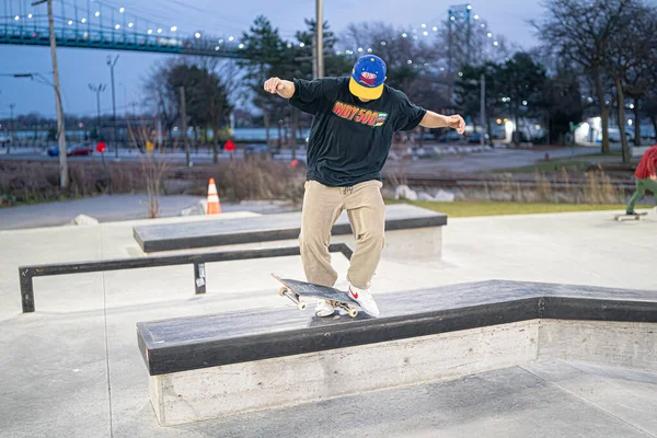 Skater Und Biker Üben Tricks Einem Outdoor Skatepark Detroit Michigan — Stockfoto