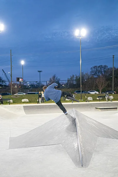 Skater Und Biker Üben Tricks Einem Outdoor Skatepark Detroit Michigan — Stockfoto