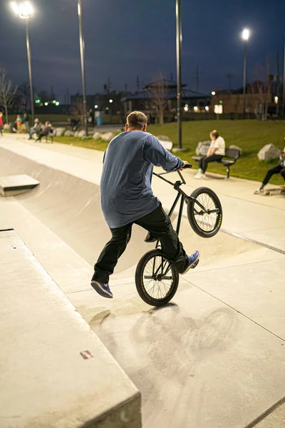 Korcsolyázók Kerékpárosok Trükkök Gyakorlása Egy Szabadtéri Korcsolyapark Detroit Michigan Usa — Stock Fotó